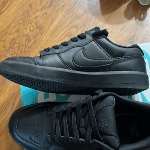 Black Nike SB Force tennis shoes